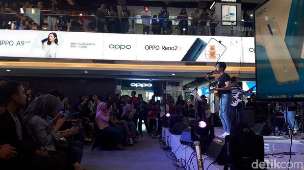 Dikta Project Meriahkan Penjualan Perdana Oppo Reno2 F di Surabaya