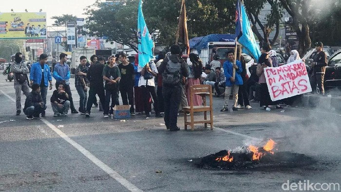Tuntut Copot Kapolri, Mahasiswa Unismuh Makassar Tutup Jalan