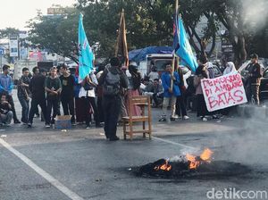 Tuntut Copot Kapolri, Mahasiswa Unismuh Makassar Tutup Jalan