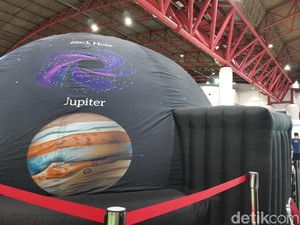 Seru! Jelajah Luar Angkasa di Planetarium Habibie Festival