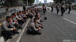 Aksi Personel Polisi Saat Jaga Gedung DPR