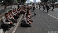 Anggota polisi melihat aksi temannya menari.