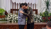 Jokowi dan JK sempat cipika-cipiki dalam acara perpisahan kabinet kerja tersebut.