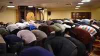 Umat muslim melakukan salat berjamaah di Tromso