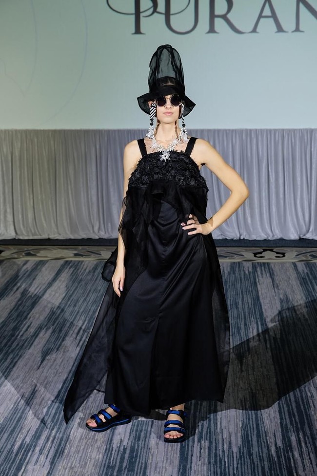 Label busana Purana menampilkan koleksinya di ajang Africa Fashion Exchange (AFX), Durban, Afrika pada 18 Oktober 2019. Salah satu koleksi andalan yang ditampilkan adalah “hybrid outfit”. Menurut direktur kreatif Purana, Nonita Respati, busana ini memiliki karakter “multi- styling” juga “multi-sizing” dan multifungsi. Salah satu contoh hybrid outfit kreasi Purana adalah gaun yang bisa menjadi outerwear. Foto: dok. Purana