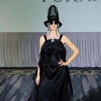 Label busana Purana menampilkan koleksinya di ajang Africa Fashion Exchange (AFX), Durban, Afrika pada 18 Oktober 2019. Salah satu koleksi andalan yang ditampilkan adalah “hybrid outfit”. Menurut direktur kreatif Purana, Nonita Respati, busana ini memiliki karakter “multi- styling” juga “multi-sizing” dan multifungsi. Salah satu contoh hybrid outfit kreasi Purana adalah gaun yang bisa menjadi outerwear. Foto: dok. Purana