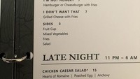 Buat ortu yang suka bingung dengan jawaban anak saat ditanya mau makan apa, menu di kamar hotel ini memberikan jawabannya. Kalau anak bilang tak lapar, artinya pesankan dia hamburger atau cheeseburger. (Foto: via Boredpanda)