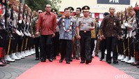 Kapolri Jenderal Tito Karnavian menggelar tradisi purna tugas untuk menghormati Wakil Presiden Jusuf Kalla (JK).