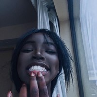 Melalui foto-foto di Instagramnya, Lolita terlihat selalu tampil apa adanya. Dalam foto ini Lolita sedang terlihat memamerkan giginya yang warnanya tampak kontras dengan kulitnya. Foto: Instagram @typicalblackmum