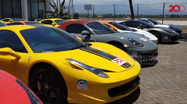 Brumm! Puluhan Supercar Mengaspal di Banyuwangi Brumm! Puluhan Supercar Mengaspal di Banyuwangi