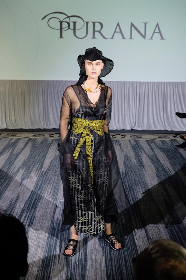 Label busana Purana menampilkan koleksinya di ajang Africa Fashion Exchange (AFX), Durban, Afrika pada 18 Oktober 2019. Salah satu koleksi andalan yang ditampilkan adalah “hybrid outfit”. Menurut direktur kreatif Purana, Nonita Respati, busana ini memiliki karakter “multi- styling” juga “multi-sizing” dan multifungsi. Salah satu contoh hybrid outfit kreasi Purana adalah gaun yang bisa menjadi outerwear. Foto: dok. Purana