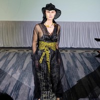 Label busana Purana menampilkan koleksinya di ajang Africa Fashion Exchange (AFX), Durban, Afrika pada 18 Oktober 2019. Salah satu koleksi andalan yang ditampilkan adalah “hybrid outfit”. Menurut direktur kreatif Purana, Nonita Respati, busana ini memiliki karakter “multi- styling” juga “multi-sizing” dan multifungsi. Salah satu contoh hybrid outfit kreasi Purana adalah gaun yang bisa menjadi outerwear. Foto: dok. Purana