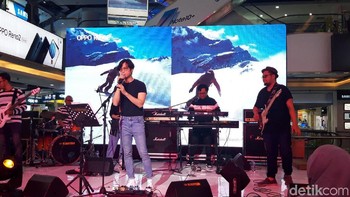 Penampilan band Dikta Project bikin suasana makin seru. Vokalis Yovie & Nuno, Pradikta Wicaksono atau Dikta membuka penampilannya dengan menyanyikan lagu Chrisye yang bertajuk Anak Sekolah (Hilda Meilisa Rinanda/detikcom)
