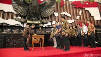 Presiden dan wakil presiden terpilih menandatangani berita acara pelantikan.