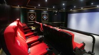 Stasiun kereta dilengkapi dengan bioskop 4D yang menayangkan film pendek tentang petualangan Mr. Monopoly dan anjingnya. (monopolydreams.com)