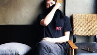 Ternyata Sehun suka minum teh celup juga. Ditambah es jadi semakin segar. Foto: Instagram @oohsehun