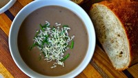  Soup Basel, sup yang satu ini dibuat dari tepung terigu, butter, bawang, kaldu sapi, hingga keju Gruyere. Rasanya enak, gurih, dan hangat. Foto: Istimewa