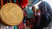 Sejumlah warga nampak berbelanja di skybridge Tanah Abang.