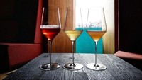 Selain makanan premium, resto ini juga menawarkan deretan wine berkelas. Aneka wine dengan karater rasa berbeda bisa dinikmati sambil menyantap hidangan istimewa. Foto: instagram @underlindesnes