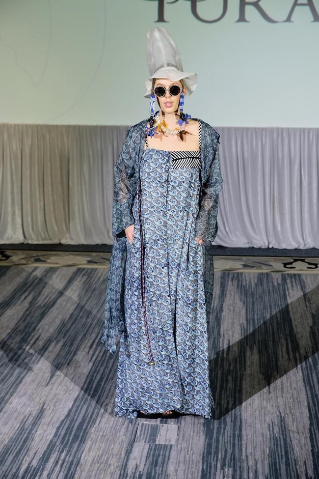 Label busana Purana menampilkan koleksinya di ajang Africa Fashion Exchange (AFX), Durban, Afrika pada 18 Oktober 2019. Salah satu koleksi andalan yang ditampilkan adalah “hybrid outfit”. Menurut direktur kreatif Purana, Nonita Respati, busana ini memiliki karakter “multi- styling” juga “multi-sizing” dan multifungsi. Salah satu contoh hybrid outfit kreasi Purana adalah gaun yang bisa menjadi outerwear. Foto: dok. Purana