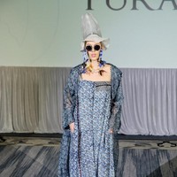 Label busana Purana menampilkan koleksinya di ajang Africa Fashion Exchange (AFX), Durban, Afrika pada 18 Oktober 2019. Salah satu koleksi andalan yang ditampilkan adalah “hybrid outfit”. Menurut direktur kreatif Purana, Nonita Respati, busana ini memiliki karakter “multi- styling” juga “multi-sizing” dan multifungsi. Salah satu contoh hybrid outfit kreasi Purana adalah gaun yang bisa menjadi outerwear. Foto: dok. Purana