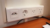 Nah, colokan kayak begini sudah pasti bikin traveler girang. Tak perlu repot mengeluarkan adapter colokan lagi deh! (Foto: via Boredpanda)