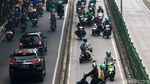 Hindari Razia Polisi, Pemotor Nekat Putar Balik di Jalur Busway