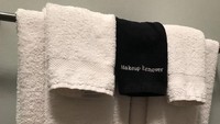 Handuk hitam itu spesial buat membersihkan make-up. Soalnya kalau pakai handuk putih, bisa meninggalkan noda yang sulit dihilangkan. (Foto: via Boredpanda)