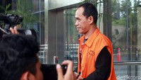 Selain Suryadman, KPK menjerat Alexius selaku Kepala Dinas PUPR Pemkab Bengkayang sebagai tersangka. Keduanya diduga menerima suap dari lima orang pengusaha bernama Rodi, Yosef, Nelly Margaretha, Bun Si Fat, dan Pandus, yang semuanya ditetapkan sebagai tersangka pemberi.