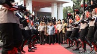 Dalam tradisi itu, Tito pun membeberkan jasa-jasa JK bagi Indonesia. Tito memuji JK yang terlibat sebagai mediator dalam berbagai konflik.