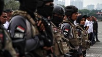 Sejumlah pasukan gabungan dari TNI dan Polres Jakarta Utara melakukan apel gabungan.