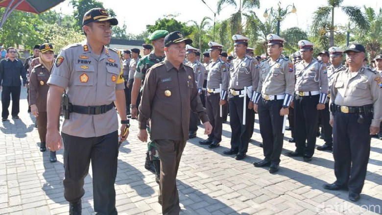 Ratusan Polisi Lamongan Disiagakan Jelang Pelantikan Presiden Ratusan Polisi Lamongan Disiagakan Jelang Pelantikan Presiden