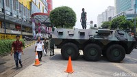 Kendaraan yang akan masuk ke Kompleks Parlemen juga diperiksa dengan ketat.