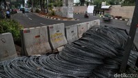 Terlihat pagar besai sudah disiapkan untuk memblokade penutupan jalan.