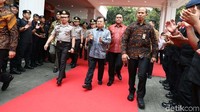 Hadir dalam acara itu, Kapolri Jenderal Tito Karnavian dan mantan Wakapolri yang saat ini menjabat sebagai MenPAN-RB Syafruddin.