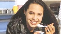 Penasaran dengan masa muda Jolie? Inilah potret mantan istri Brad Pitt ini ketika makan es krim. Foto: Instagram