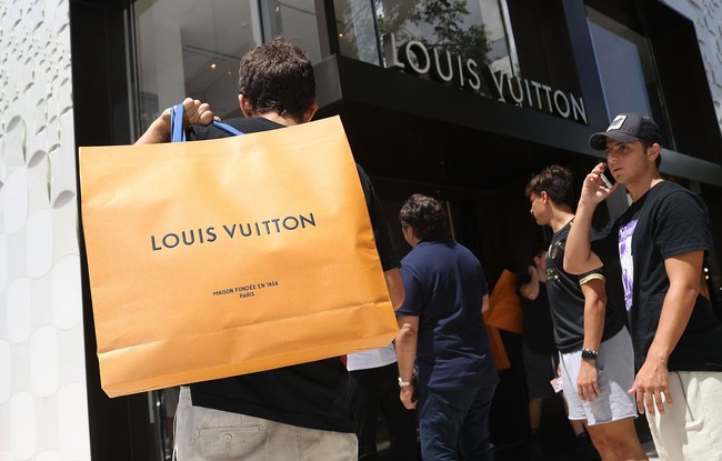 Inilah nama brand yang membuat Trump jadi target cibiran netizen. Louis Vuitton yang seharusnya diucap LWEE vwee-TO(NG), bukan LWEE vuhTON seperti versi Trump. (Foto: Getty Images)