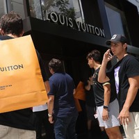 Inilah nama brand yang membuat Trump jadi target cibiran netizen. Louis Vuitton yang seharusnya diucap LWEE vwee-TO(NG), bukan LWEE vuhTON seperti versi Trump. (Foto: Getty Images)