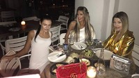 Menunggu pesanan makan malam tiba, Ava menghabiskan waktu luangnya untuk makan bersama teman-temannya. Ditemani dengan aneka roti dan salad sayur yang sehat. Foto: Instagram @ava_karabatic_official