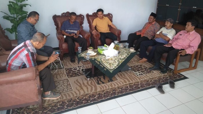 Pemprov Jatim Beri Modal Usaha Emak-emak yang Teriak di Bandara