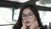 Sering kali Eriska menampilkan produk endorse di Instagramnya. Ia kelihatan manis dengan beragam pose termasuk ketika nongkrong ditemani segelas es teh. Foto: Instagram eriskanakesya