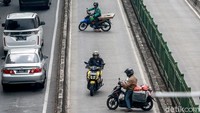 Satu per satu pemotor nekat memutar balik agar terhindar dari razia polisi saat menerobos jalur khusus Bus TransJakarta di Jalan Galunggung, Jakarta.