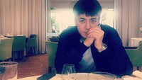 Tatapan tajam Sehun saat menunggu makanan datang bikin Kpopers jadi salah fokus. Foto: Instagram @oohsehun