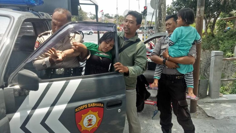 Seorang Ibu Ajak Anak Bunuh Diri Panjat Patung Bung Karno di Blitar Seorang Ibu Ajak Anak Bunuh Diri Panjat Patung Bung Karno di Blitar