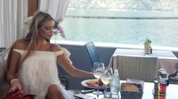 Sarapan dengan roti dan aneka buah segar, Ava menikmati sarapannya dengan segelas champagne yang dingin menyegarkan. Foto: Instagram @ava_karabatic_official