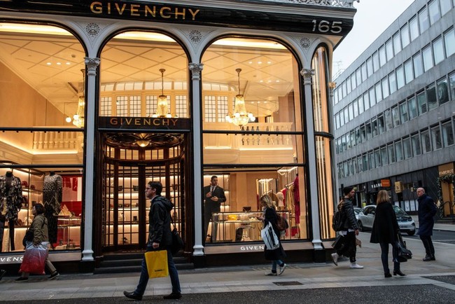 House of Givenchy dibuka tahun 1952 oleh Hubert de Givenchy. Desainer ini juga yang mendesain gaun-gaun cantik Audrey Hepburn dan Jacqueline Kennedy Onassis. Dalam bahasa Perancis, Givenchy dilafalkan menjadi jzhi-von-shee. (Foto: Getty Images)