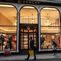 House of Givenchy dibuka tahun 1952 oleh Hubert de Givenchy. Desainer ini juga yang mendesain gaun-gaun cantik Audrey Hepburn dan Jacqueline Kennedy Onassis. Dalam bahasa Perancis, Givenchy dilafalkan menjadi jzhi-von-shee. (Foto: Getty Images)