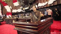 Model peraga yang memerankan Jokowi lalu menyampaikan pidato awal masa jabatan. Acara kemudian ditutup dengan pembacaan doa dan kembali menyanyikan Indonesia Raya.
