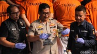 Kabid Humas Polda Metro Jaya Kombes Argo Yuwono menunjukkan barang bukti kerusuhan.