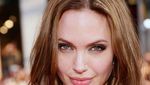 Momen Angelina Jolie Cicip Jangkrik hingga Kalajengking